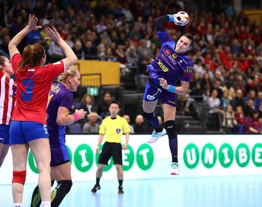 Cristina Georgiana Neagu (Rumaenien) beim Wurf, Rumaenien vs Paraguay, IHF Frauen Handball Weltmeisterschaft, 02.12.2017, Fotograf Neis Eibner Trier Copyright: xNeisx Eibner-Pressefotox EP_ans