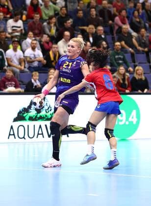 Crina Elena Pintea (Rumaenien) im Zweikampf mit Maria Paula Fernandez Estigarribia (Paraguay), Rumaenien vs Paraguay, IHF Frauen Handball Weltmeisterschaft, 02.12.2017, Fotograf Neis Eibner Trier Copyright: xNeisx Eibner-Pressefotox EP_ans