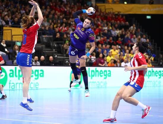 Cristina Georgiana Neagu (Rumaenien) beim Wurf, Rumaenien vs Paraguay, IHF Frauen Handball Weltmeisterschaft, 02.12.2017, Fotograf Neis Eibner Trier Copyright: xNeisx Eibner-Pressefotox EP_ans