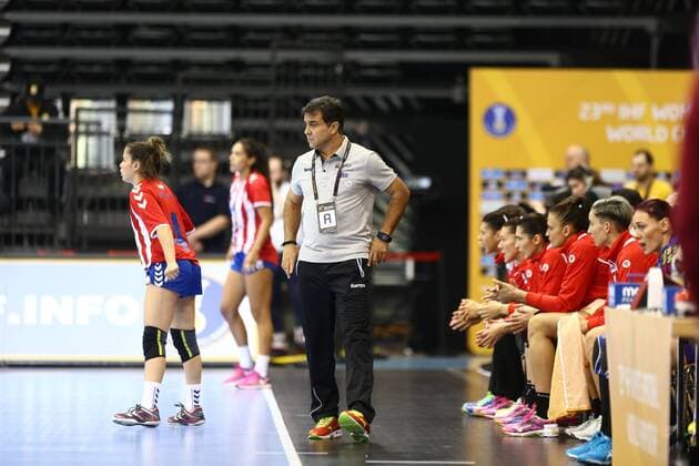 Ambrosio Jose Martin Cedres (Trainer Rumaenien) an der Seitenlinie, Rumaenien vs Paraguay, IHF Frauen Handball Weltmeisterschaft, 02.12.2017, Fotograf Neis Eibner Trier Copyright: xNeisx Eibner-Pressefotox EP_ans
