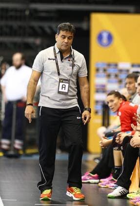 Ambrosio Jose Martin Cedres (Trainer Rumaenien) an der Seitenlinie, Rumaenien vs Paraguay, IHF Frauen Handball Weltmeisterschaft, 02.12.2017, Fotograf Neis Eibner Trier Copyright: xNeisx Eibner-Pressefotox EP_ans