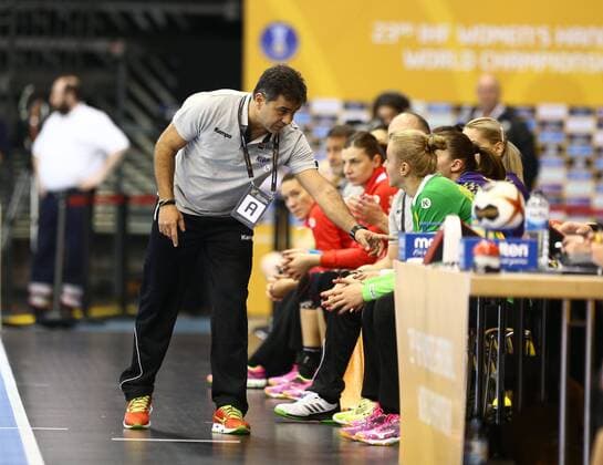 Ambrosio Jose Martin Cedres (Trainer Rumaenien) an der Seitenlinie, Rumaenien vs Paraguay, IHF Frauen Handball Weltmeisterschaft, 02.12.2017, Fotograf Neis Eibner Trier Copyright: xNeisx Eibner-Pressefotox EP_ans