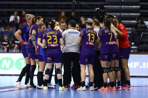 die rumaenische Mannschaft mit Ambrosio Jose Martin Cedres (Trainer Rumaenien), Rumaenien vs Paraguay, IHF Frauen Handball Weltmeisterschaft, 02.12.2017, Fotograf Neis Eibner Trier Copyright: xNeisx Eibner-Pressefotox EP_ans
