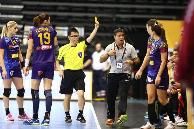 Ambrosio Jose Martin Cedres (Trainer Rumaenien) bekommt die gelbe Karte, Rumaenien vs Paraguay, IHF Frauen Handball Weltmeisterschaft, 02.12.2017, Fotograf Neis Eibner Trier Copyright: xNeisx Eibner-Pressefotox EP_ans