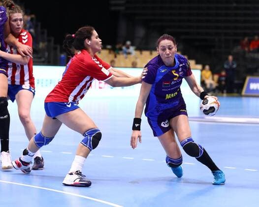 Melinda Anamaria Geiger (Rumaenien) im Zweikampf mit Marizza Alejandra Faria Servin (Paraguay), Rumaenien vs Paraguay, IHF Frauen Handball Weltmeisterschaft, 02.12.2017, Fotograf Neis Eibner Trier Copyright: xNeisx Eibner-Pressefotox EP_ans