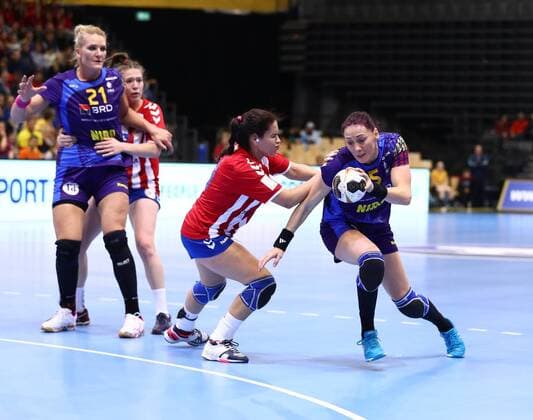 Melinda Anamaria Geiger (Rumaenien) im Zweikampf mit Marizza Alejandra Faria Servin (Paraguay), Rumaenien vs Paraguay, IHF Frauen Handball Weltmeisterschaft, 02.12.2017, Fotograf Neis Eibner Trier Copyright: xNeisx Eibner-Pressefotox EP_ans