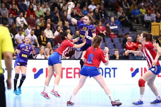 Florina Cristina Florianu (Rumaenien) im Zweikampf mit Delyne Esther Leiva Moralas (Paraguay), Rumaenien vs Paraguay, IHF Frauen Handball Weltmeisterschaft, 02.12.2017, Fotograf Neis Eibner Trier Copyright: xNeisx Eibner-Pressefotox EP_ans