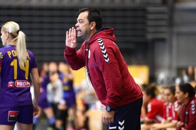 Neri Ruben Vera (Trainer Paraguay) gibt Anweisungen, Rumaenien vs Paraguay, IHF Frauen Handball Weltmeisterschaft, 02.12.2017, Fotograf Neis Eibner Trier Copyright: xNeisx Eibner-Pressefotox EP_ans