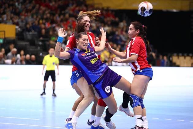 Timeea Judita Tatar (Rumaenien) im Zweikampf mit Marizza Alejandra Faria Servin (Paraguay), Rumaenien vs Paraguay, IHF Frauen Handball Weltmeisterschaft, 02.12.2017, Fotograf Neis Eibner Trier Copyright: xNeisx Eibner-Pressefotox EP_ans