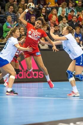 GER, IHF WM 2017, Russland (RUS) vs Tunesien (TUN) 02.12.2017, EWE Arena, Oldenburg, Germany, 23.IHF World Championship WM Weltmeisterschaft 2017 Women, first round, Group C, Russland vs Tunesien, im Bild Daria SAMOKHINA (RUS 18) Polina VEDEKHINA (RUS 27) Mouna CHEBBAH (TUN 20)
