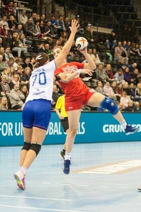 GER, IHF WM 2017, Russland (RUS) vs Tunesien (TUN) 02.12.2017, EWE Arena, Oldenburg, Germany, 23.IHF World Championship WM Weltmeisterschaft 2017 Women, first round, Group C, Russland vs Tunesien, im Bild Mayya PETROVA (RUS 70) Oumayma DARDOUR (TUN 25)