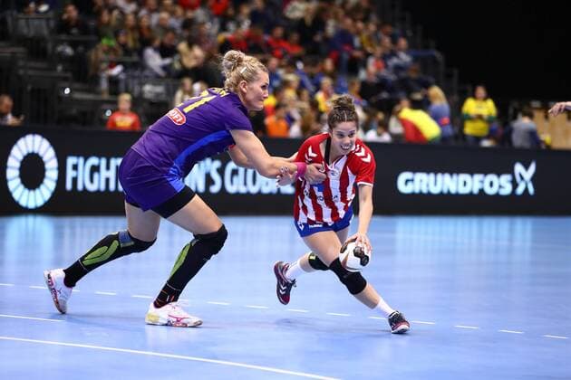 Marizza Alejandra Faria Servin (Paraguay) im Zweikampf mit Crina Elena Pintea (Rumaenien), Rumaenien vs Paraguay, IHF Frauen Handball Weltmeisterschaft, 02.12.2017, Fotograf Neis Eibner Trier Copyright: xNeisx Eibner-Pressefotox EP_ans