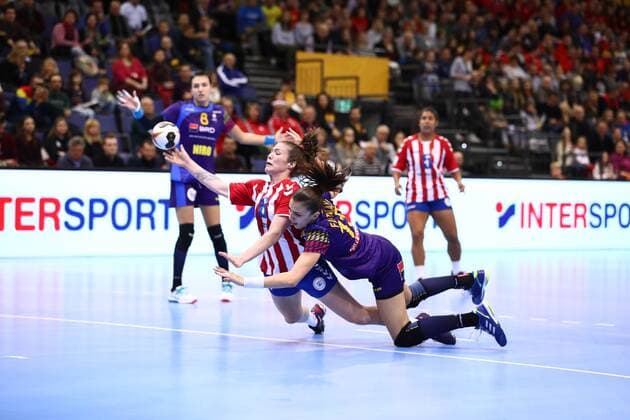 Sabrina Conce Fiore Canata Morinigo (Paraguay) im Zweikampf mit Florina Cristina Florianu (Rumaenien), Rumaenien vs Paraguay, IHF Frauen Handball Weltmeisterschaft, 02.12.2017, Fotograf Neis Eibner Trier Copyright: xNeisx Eibner-Pressefotox EP_ans