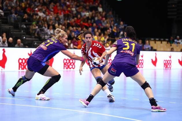 Marizza Alejandra Faria Servin (Paraguay) im Zweikampf mit Crina Elena Pintea (Rumaenien) und Maria Madalina Zamfirescu (Rumaenien), Rumaenien vs Paraguay, IHF Frauen Handball Weltmeisterschaft, 02.12.2017, Fotograf Neis Eibner Trier Copyright: xNeisx Eibner-Pressefotox EP_ans