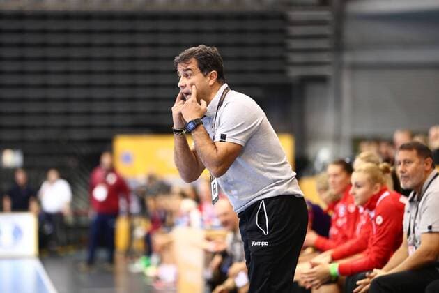 Ambrosio Jose Martin Cedres (Trainer Rumaenien), Rumaenien vs Paraguay, IHF Frauen Handball Weltmeisterschaft, 02.12.2017, Fotograf Neis Eibner Trier Copyright: xNeisx Eibner-Pressefotox EP_ans