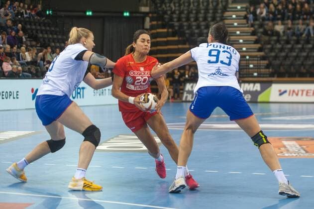 GER, IHF WM 2017, Russland (RUS) vs Tunesien (TUN) 02.12.2017, EWE Arena, Oldenburg, Germany, 23.IHF World Championship WM Weltmeisterschaft 2017 Women, first round, Group C, Russland vs Tunesien, im Bild Kseniia MAKEEVA (RUS 19) Anna PUNKO (RUS 93) Mouna CHEBBAH (TUN 20)