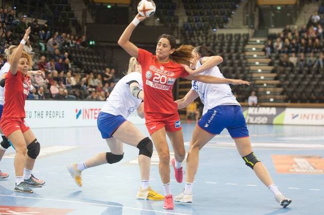 GER, IHF WM 2017, Russland (RUS) vs Tunesien (TUN) 02.12.2017, EWE Arena, Oldenburg, Germany, 23.IHF World Championship WM Weltmeisterschaft 2017 Women, first round, Group C, Russland vs Tunesien, im Bild Kseniia MAKEEVA (RUS 19) Anna PUNKO (RUS 93) Mouna CHEBBAH (TUN 20)