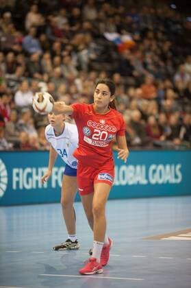 GER, IHF WM 2017, Russland (RUS) vs Tunesien (TUN) 02.12.2017, EWE Arena, Oldenburg, Germany, 23.IHF World Championship WM Weltmeisterschaft 2017 Women, first round, Group C, Russland vs Tunesien, im Bild Beim Freiwurf Mouna CHEBBAH (TUN 20)