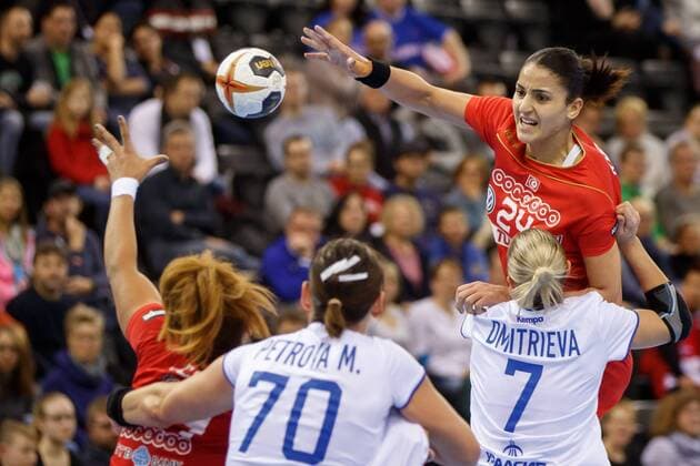 Oldenburg, Niedersachsen, DEU, 02.12.2017, Ines Khouildi (rechts, Tunisia; Club: HCM RM Valcea ROM). Handball Weltmeiserschaft der Frauen Deutschland 2017, Vorrunde Gruppe C. Russia vs. Tunesia - Handball Weltmeiserschaft der Frauen Deutschland