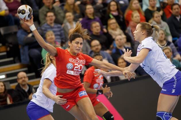 Oldenburg, Niedersachsen, DEU, 02.12.2017, Mouna Chebbah (Mitte, Tunisia; Club: Chambrey les Tours FRA) and Polina Vedekhina (rechts, Russia; Club: Lada). Handball Weltmeiserschaft der Frauen Deutschland 2017, Vorrunde Gruppe C. Russia vs. Tunesia - Handball Weltmeiserschaft der Frauen Deutschland