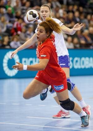 Oldenburg, Niedersachsen, DEU, 02.12.2017, Ines Khouildi (links, Tunisia; Club: HCM RM Valcea ROM) and Polina Vedekhina (rechts, Russia; Club: Lada). Handball Weltmeiserschaft der Frauen Deutschland 2017, Vorrunde Gruppe C. Russia vs. Tunesia - Handball Weltmeiserschaft der Frauen Deutschland