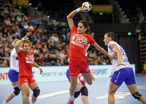 Oldenburg, Niedersachsen, DEU, 02.12.2017, Mouna Chebbah (Mitte, Tunisia; Club: Chambrey les Tours FRA). Handball Weltmeiserschaft der Frauen Deutschland 2017, Vorrunde Gruppe C. Russia vs. Tunesia - Handball Weltmeiserschaft der Frauen Deutschland