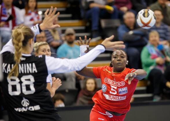 Oldenburg, Niedersachsen, DEU, 02.12.2017, Aya Ben Abdallah (rechts, Tunisia; Club: Club Africain TUN) and Viktoriia Kalinina (links, Russia; Club: Kuban). Handball Weltmeiserschaft der Frauen Deutschland 2017, Vorrunde Gruppe C. Russia vs. Tunesia - Handball Weltmeiserschaft der Frauen Deutschland