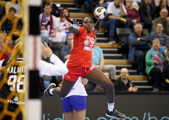 Oldenburg, Niedersachsen, DEU, 02.12.2017, Aya Ben Abdallah (rechts, Tunisia; Club: Club Africain TUN) and Viktoriia Kalinina (links, Russia; Club: Kuban). Handball Weltmeiserschaft der Frauen Deutschland 2017, Vorrunde Gruppe C. Russia vs. Tunesia - Handball Weltmeiserschaft der Frauen Deutschland