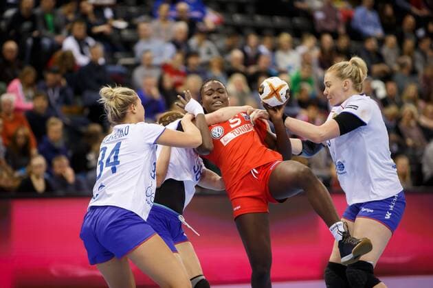 Oldenburg, Niedersachsen, DEU, 02.12.2017, Aya Ben Abdallah (Mitte, Tunisia; Club: Club Africain TUN), Elizaveta Malashenko (links, Russia; Club: Astrakhanochka) and Kseniia Makeeva (rechts, Russia; Club: Rostov-Don). Handball Weltmeiserschaft der Frauen Deutschland 2017, Vorrunde Gruppe C. Russia vs. Tunesia - Handball Weltmeiserschaft der Frauen Deutschland