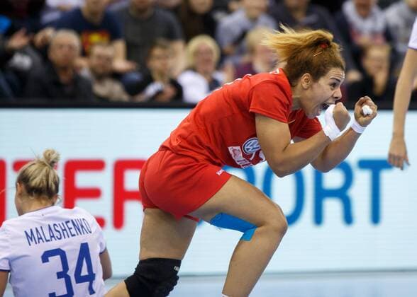 Oldenburg, Niedersachsen, DEU, 02.12.2017, Mouna Jlezi (Mitte, Tunisia; Club: Club Africain TUN). Handball Weltmeiserschaft der Frauen Deutschland 2017, Vorrunde Gruppe C. Russia vs. Tunesia - Handball Weltmeiserschaft der Frauen Deutschland