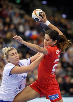 Bilder des Tages - SPORT Oldenburg, Niedersachsen, DEU, 02.12.2017, Sondes Hachana (rechts, Tunisia; Club: ASF Teboulba TUN) and Elizaveta Malashenko (links, Russia; Club: Astrakhanochka). Handball Weltmeiserschaft der Frauen Deutschland 2017, Vorrunde Gruppe C. Russia vs. Tunesia - Handball Weltmeiserschaft der Frauen Deutschland