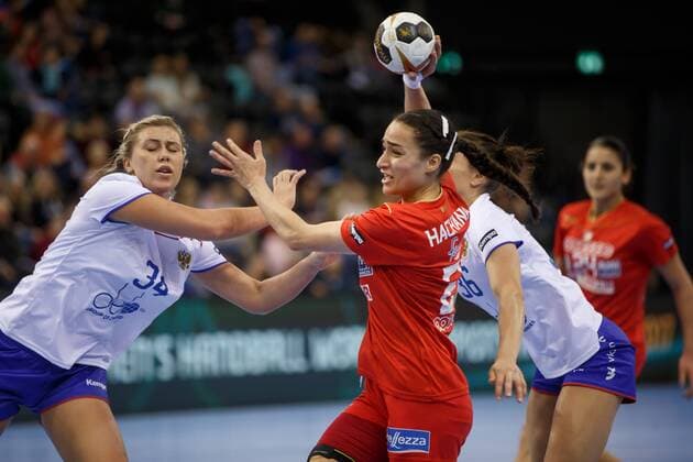 Oldenburg, Niedersachsen, DEU, 02.12.2017, Sondes Hachana (Mitte, Tunisia; Club: ASF Teboulba TUN) and Elizaveta Malashenko (links, Russia; Club: Astrakhanochka). Handball Weltmeiserschaft der Frauen Deutschland 2017, Vorrunde Gruppe C. Russia vs. Tunesia - Handball Weltmeiserschaft der Frauen Deutschland