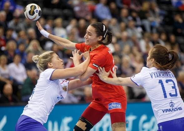 Oldenburg, Niedersachsen, DEU, 02.12.2017, Sondes Hachana (Mitte, Tunisia; Club: ASF Teboulba TUN), Elizaveta Malashenko (links, Russia; Club: Astrakhanochka) and Anna Vyakhireva (rechts, Russia; Club: Rostov-Don). Handball Weltmeiserschaft der Frauen Deutschland 2017, Vorrunde Gruppe C. Russia vs. Tunesia - Handball Weltmeiserschaft der Frauen Deutschland