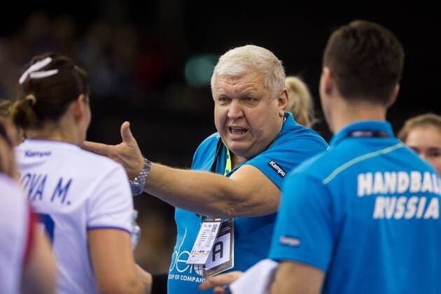 Oldenburg, Niedersachsen, DEU, 02.12.2017, Trainer Evgenii Trefilov gestikuliert waehrend einer Auszeit. Dmitrieva (Mitte, Russia) Handball Weltmeiserschaft der Frauen Deutschland 2017, Vorrunde Gruppe C. Russia vs. Tunesia - Handball Weltmeiserschaft der Frauen Deutschland