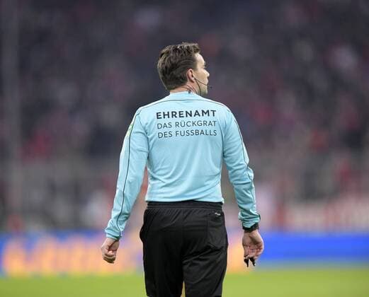 Fußball, Bundesliga-Schiris mit Ehrenamt - Das Rückgrat des Fußballs Schriftzug auf dem Rücken 02.12.2017, Fussball 1.Liga 2017 2018, 14.Spieltag, FC Bayern München - Hannover 96, in der Allianz-Arena München. Ehrenamt steht auf dem Rücken von Schiedsrichter Guido Winkmann *** 02 12 2017 Football 1 League 2017 2018 14 Matchday FC Bayern Munich Hannover 96 in the Allianz Arena Munich Ehrenamt stands on the back of referee Guido Winkmann 