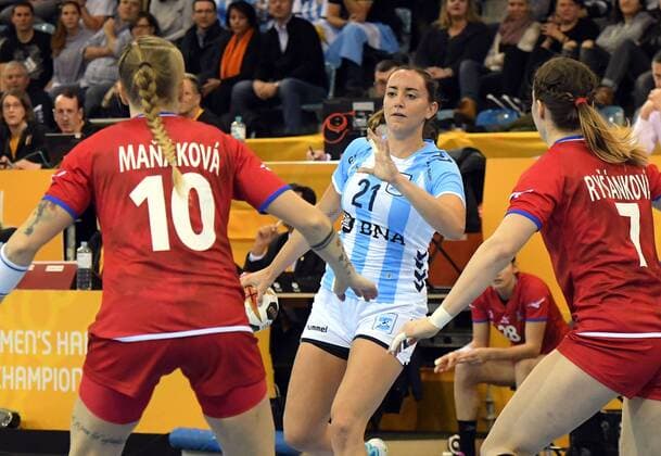 Tschechien vs. Argentinien Handball Frauen Weltmeisterschaft in Deutschland Saison 2017 2018 Bietigheim-Bissingen; EgeTrans Arena, 2.12.2017 Bolling Joana, Argentinien zwischen 10 MANÃKOVÃ Petra. Tschechien und RYÅ ÃNKOVÃ Helena. Tschechien