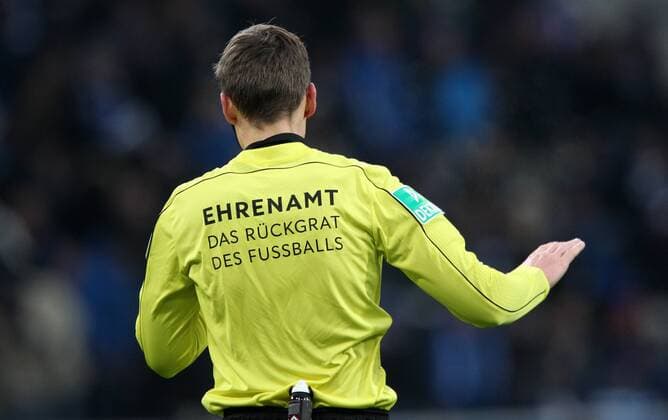 Fußball, Bundesliga-Schiris mit Ehrenamt - Das Rückgrat des Fußballs Schriftzug auf dem Rücken Fussball 1. Bundesliga: TSG 1899 Hoffenheim - RB Leipzig, 14. Spieltag am 02.12.2017 in der Wirsol Rhein Neckar Arena, xmdx, Schiedsrichter Daniel SIEBERT TSG 1899 Hoffenheim - RB Leipzig *** Soccer 1 Bundesliga TSG 1899 Hoffenheim RB Leipzig 14 Round on 02 12 2017 in Wirsol Rhein Neckar Arena xmdx Referee Daniel SIEBERT TSG 1899 Hoffenheim RB Leipzig