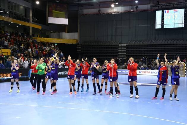 die Mannschaft aus Rumaenien bejubelt den Sieg, Rumaenien vs Paraguay, IHF Frauen Handball Weltmeisterschaft, 02.12.2017, Fotograf Neis Eibner Trier Copyright: xNeisx Eibner-Pressefotox EP_ans