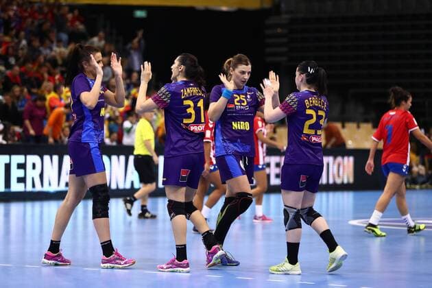 die Mannschaft aus Rumaenien bejubelt den Sieg, Rumaenien vs Paraguay, IHF Frauen Handball Weltmeisterschaft, 02.12.2017, Fotograf Neis Eibner Trier Copyright: xNeisx Eibner-Pressefotox EP_ans