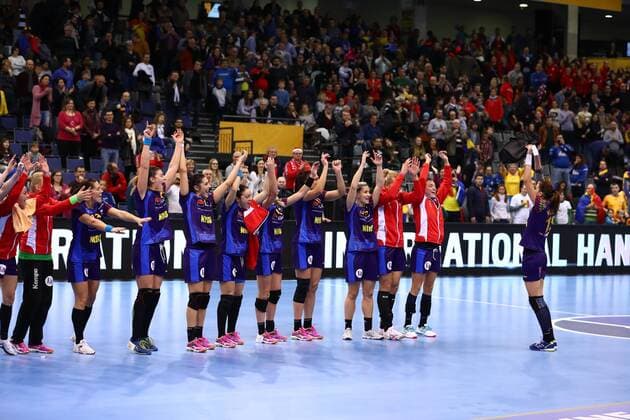 die Mannschaft aus Rumaenien bejubelt den Sieg, Rumaenien vs Paraguay, IHF Frauen Handball Weltmeisterschaft, 02.12.2017, Fotograf Neis Eibner Trier Copyright: xNeisx Eibner-Pressefotox EP_ans