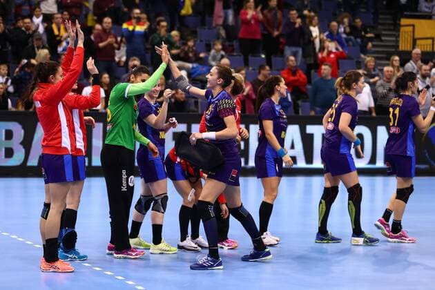 die Mannschaft aus Rumaenien bejubelt den Sieg, Rumaenien vs Paraguay, IHF Frauen Handball Weltmeisterschaft, 02.12.2017, Fotograf Neis Eibner Trier Copyright: xNeisx Eibner-Pressefotox EP_ans