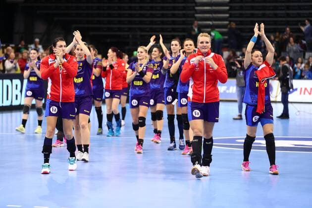 die Mannschaft aus Rumaenien bejubelt den Sieg, Rumaenien vs Paraguay, IHF Frauen Handball Weltmeisterschaft, 02.12.2017, Fotograf Neis Eibner Trier Copyright: xNeisx Eibner-Pressefotox EP_ans