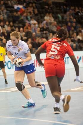 GER, IHF WM 2017, Russland (RUS) vs Tunesien (TUN) 02.12.2017, EWE Arena, Oldenburg, Germany, 23.IHF World Championship WM Weltmeisterschaft 2017 Women, first round, Group C, Russland vs Tunesien, im Bild Karina SABIROVA (RUS 31) Aya BEN ABDALLAH (TUN 5)