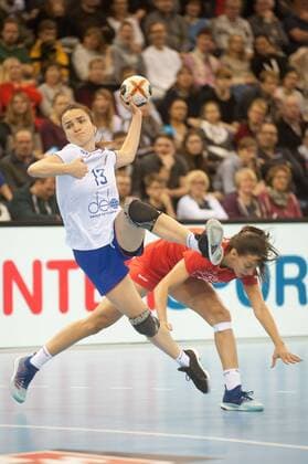 GER, IHF WM 2017, Russland (RUS) vs Tunesien (TUN) 02.12.2017, EWE Arena, Oldenburg, Germany, 23.IHF World Championship WM Weltmeisterschaft 2017 Women, first round, Group C, Russland vs Tunesien, im Bild Anna VYAKHIREVA (RUS 13) Senda Farah CHEKIR (TUN 9)