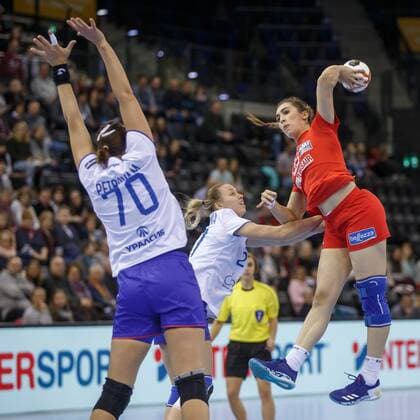 Oldenburg, Niedersachsen, DEU, 02.12.2017, Oumayma Dardour (rechts, Tunisia; Club: Club Africain TUN), Mayya Petrova (links, Russia; Club: Rostov-Don) und Polina Vedekhina (Mitte, Russia; Club: Lada). Handball Weltmeiserschaft der Frauen Deutschland 2017. Vorrunde Gruppe C. Russia vs. Tunesia - Handball Weltmeiserschaft der Frauen Deutschland