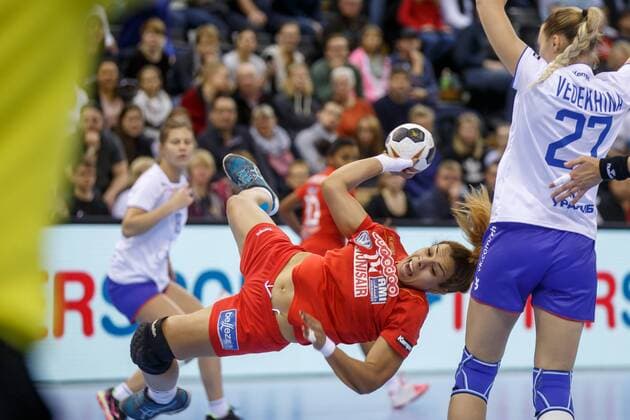 Oldenburg, Niedersachsen, DEU, 02.12.2017, Mouna Jlezi (Mitte, Tunisia; Club: Club Africain TUN). Handball Weltmeiserschaft der Frauen Deutschland 2017. Vorrunde Gruppe C. Russia vs. Tunesia - Handball Weltmeiserschaft der Frauen Deutschland