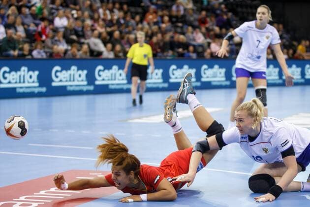 Oldenburg, Niedersachsen, DEU, 02.12.2017, Mouna Jlezi (links, Tunisia; Club: Club Africain TUN) und Kseniia Makeeva (rechts, Russia; Club: Rostov-Don). Handball Weltmeiserschaft der Frauen Deutschland 2017. Vorrunde Gruppe C. Russia vs. Tunesia - Handball Weltmeiserschaft der Frauen Deutschland