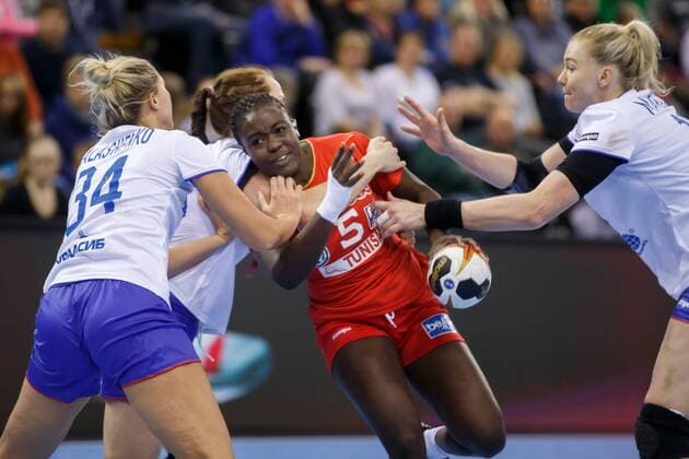 Oldenburg, Niedersachsen, DEU, 02.12.2017, Aya Ben Abdallah (Mitte, Tunisia; Club: Club Africain TUN), Elizaveta Malashenko (links, Russia; Club: Astrakhanochka), Kseniia Makeeva (rechts, Russia; Club: Rostov-Don). Handball Weltmeiserschaft der Frauen Deutschland 2017. Vorrunde Gruppe C. Russia vs. Tunesia - Handball Weltmeiserschaft der Frauen Deutschland
