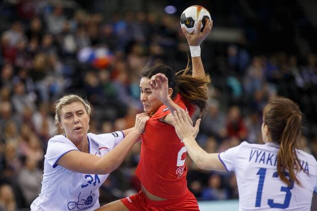 Oldenburg, Niedersachsen, DEU, 02.12.2017, Sondes Hachana (Mitte, Tunisia; Club: ASF Teboulba TUN), Elizaveta Malashenko (links, Russia; Club: Astrakhanochka) und Anna Vyakhireva (rechts, Russia; Club: Rostov-Don). Handball Weltmeiserschaft der Frauen Deutschland 2017. Vorrunde Gruppe C. Russia vs. Tunesia - Handball Weltmeiserschaft der Frauen Deutschland