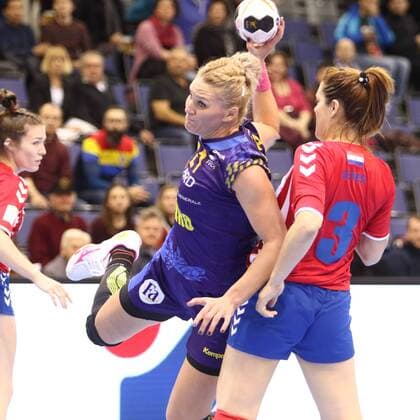 Crina-Elena Pintea (Rumaenien) setzt sich gegen Luz Maria Genes Garcete (Paraguay) durch Rumaenien vs Paraguay --- Handball --- Frauen-Weltmeisterschaft --- 02.12.2017 Trier Copyright: xWeissx Eibner-Pressefotox EP_rws